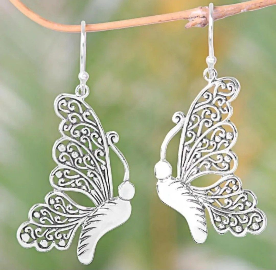 Śliczne kolczyki motyle wiszące kolczyki motylki kolor srebrny