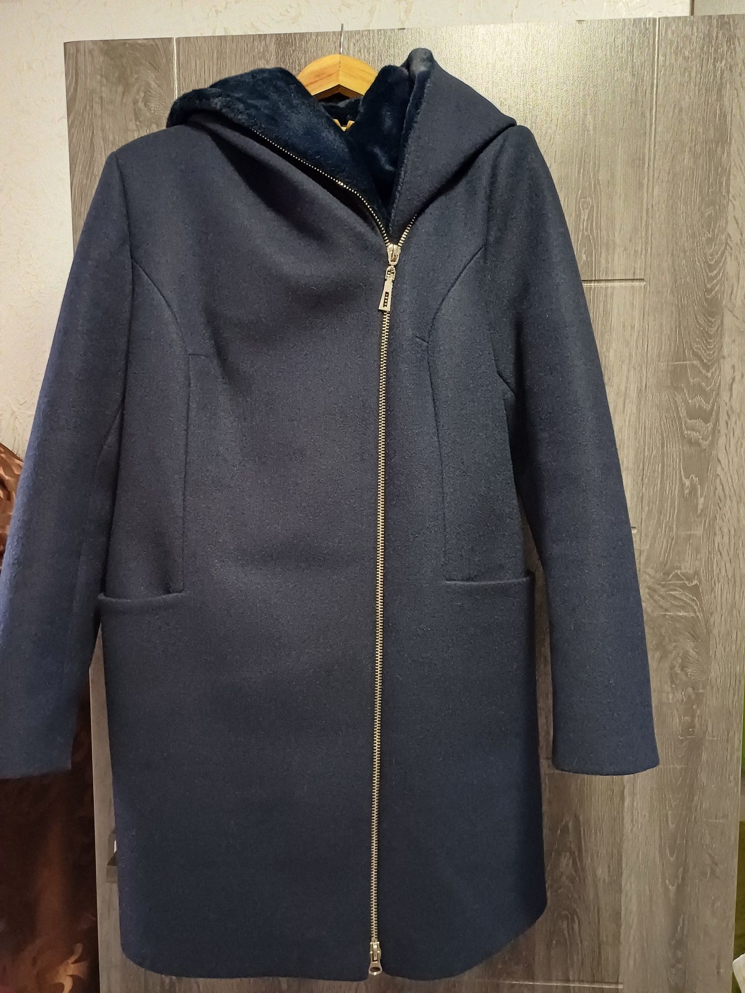 Продам женское демисизонное пальто