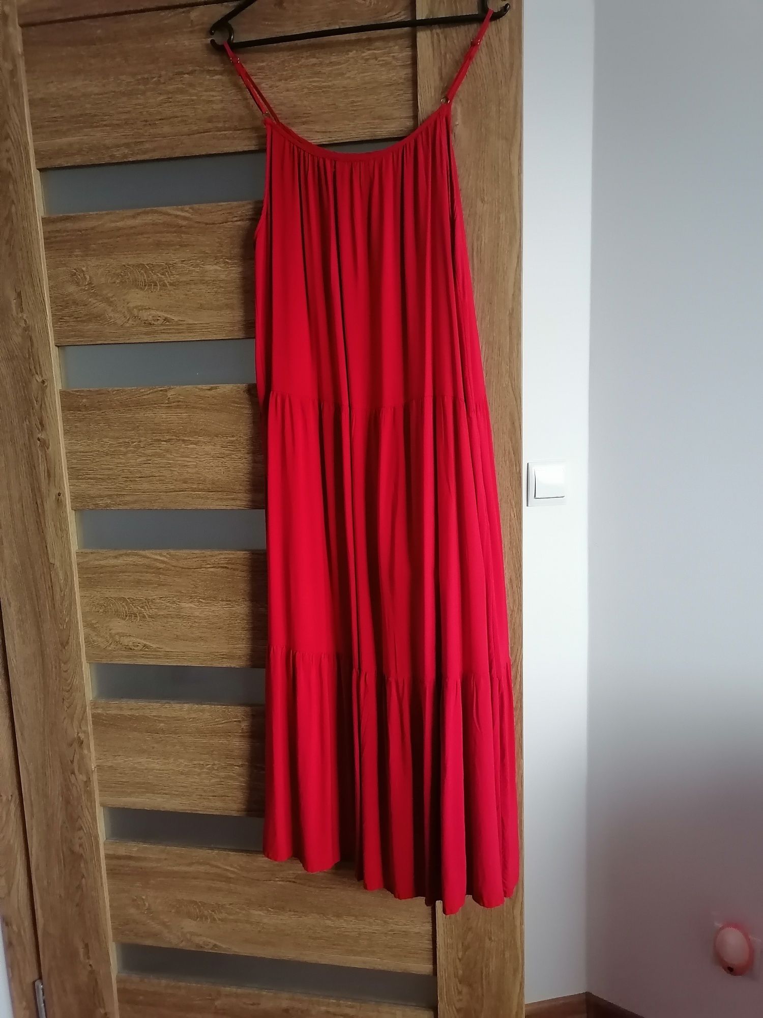 Czerwona damska sukienka na ramiączkach