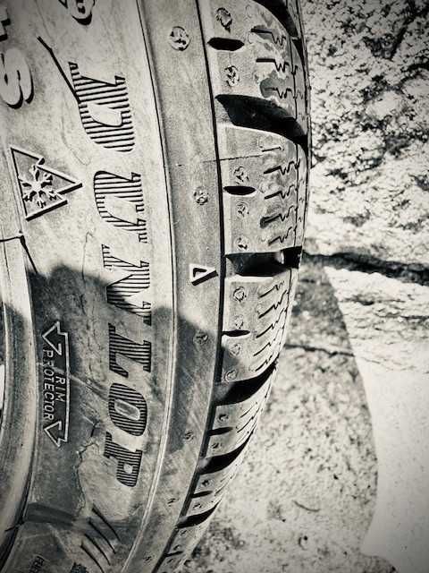 Pneus Dunlop 205/45 R17 runflat com apenas 2000 km