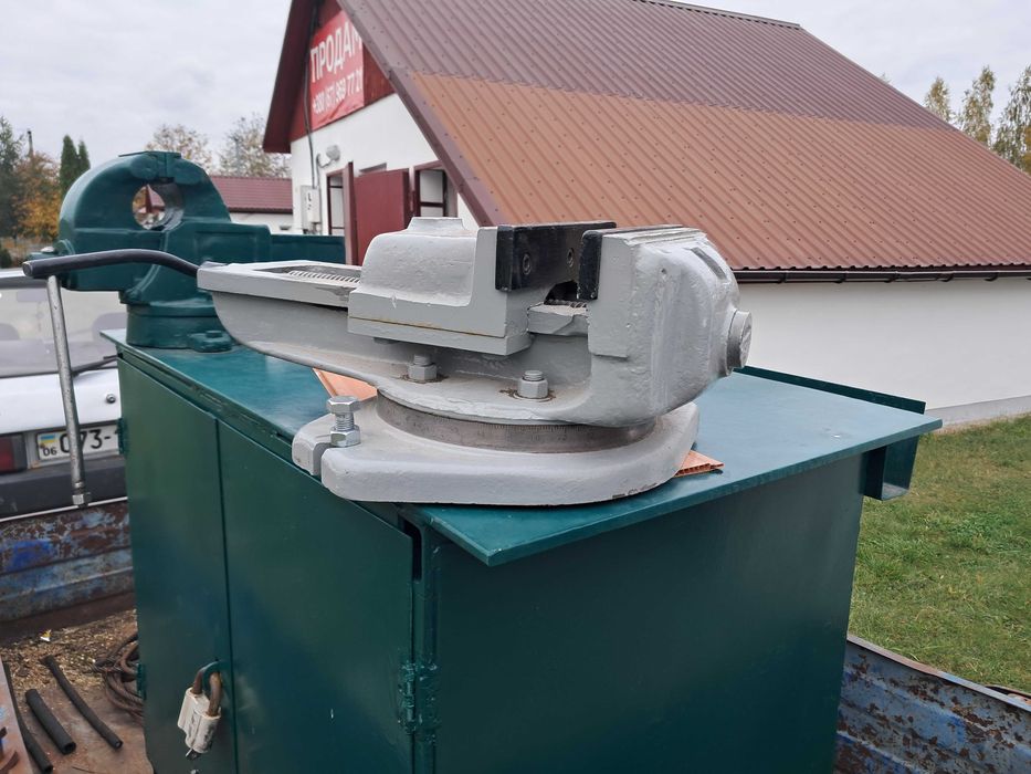 Лещата чугунні, поворотні під градус, щоки 25см.