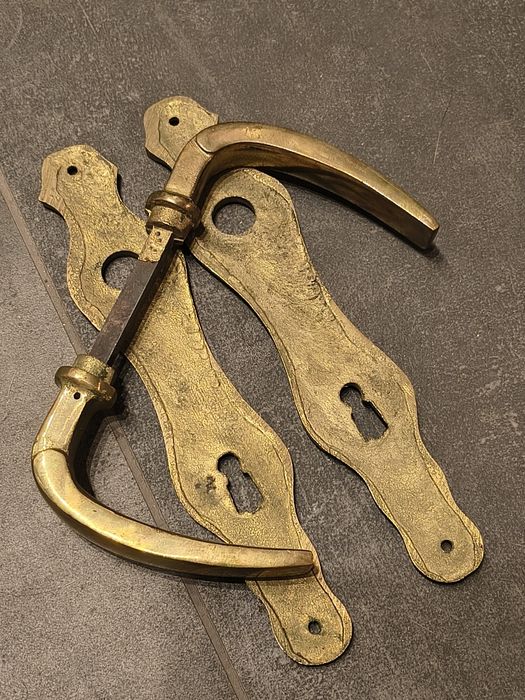 Stare mosiężne szyldy i klamki do drzwi