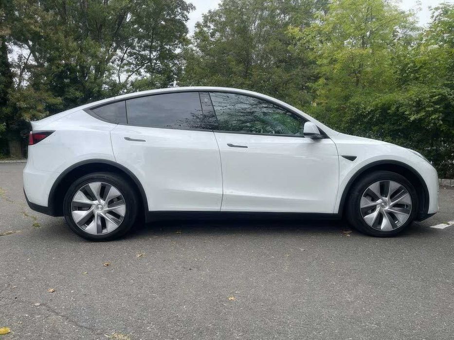 Tesla Model Y Long Range      2023