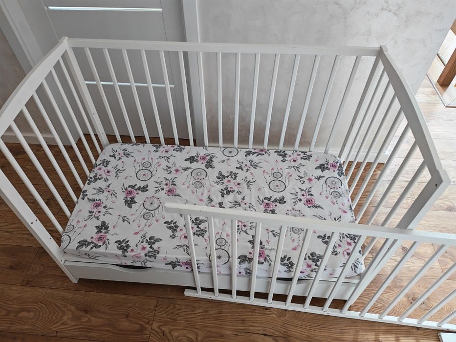 Łóżeczko niemowlęce z barierką