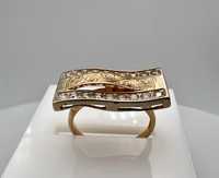 Золоте кольцо с цирконами 585
