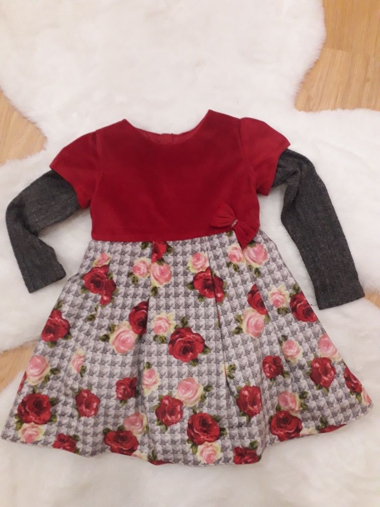 Vestido veludo vermelho com flores e camisola cinza.