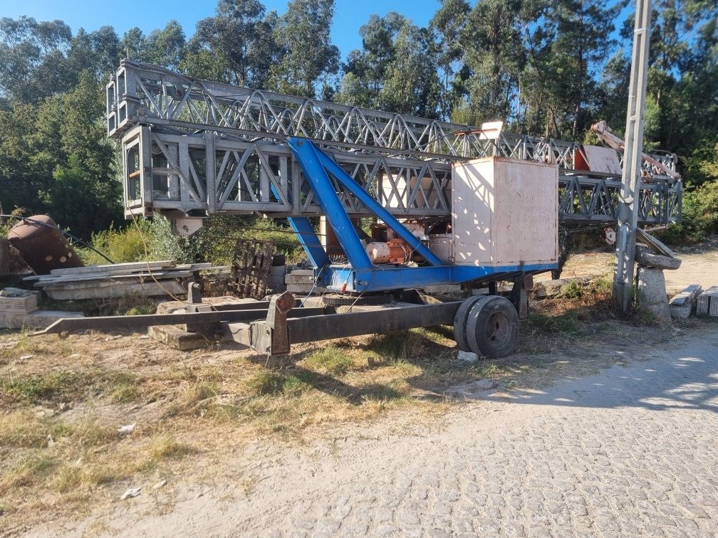Grua auto montante