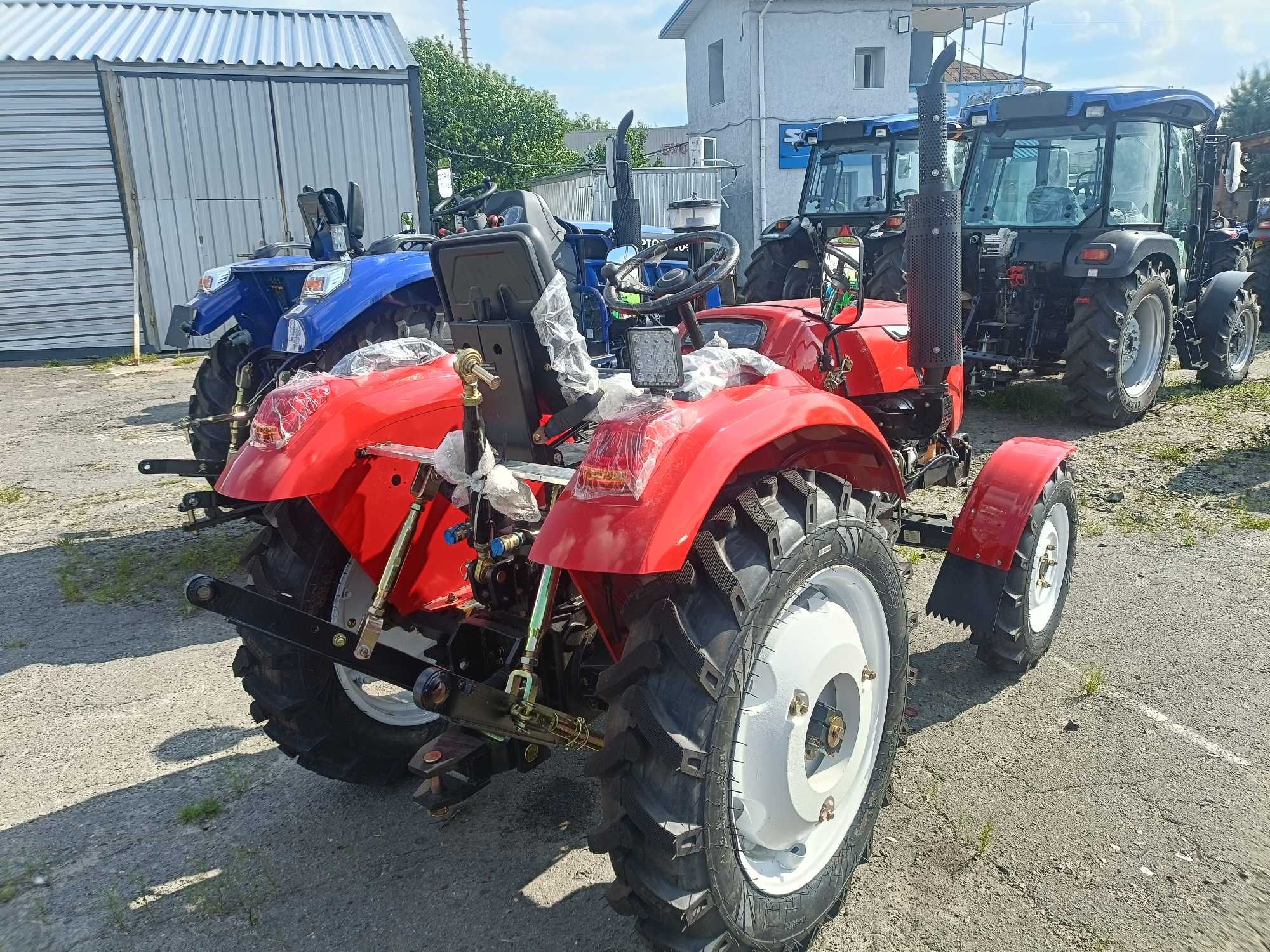 Мінітрактор Сінтай Xingtai XT-244L рівна підлога, бокова КПП4+1 2025