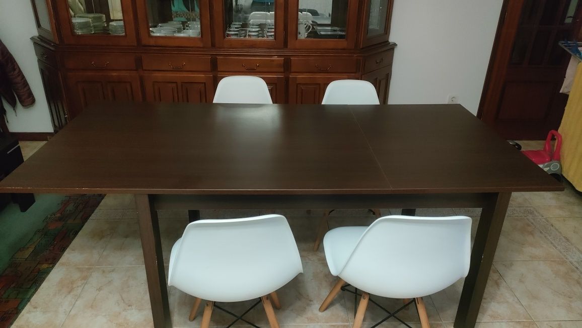 Mesa de sala com 4 cadeiras