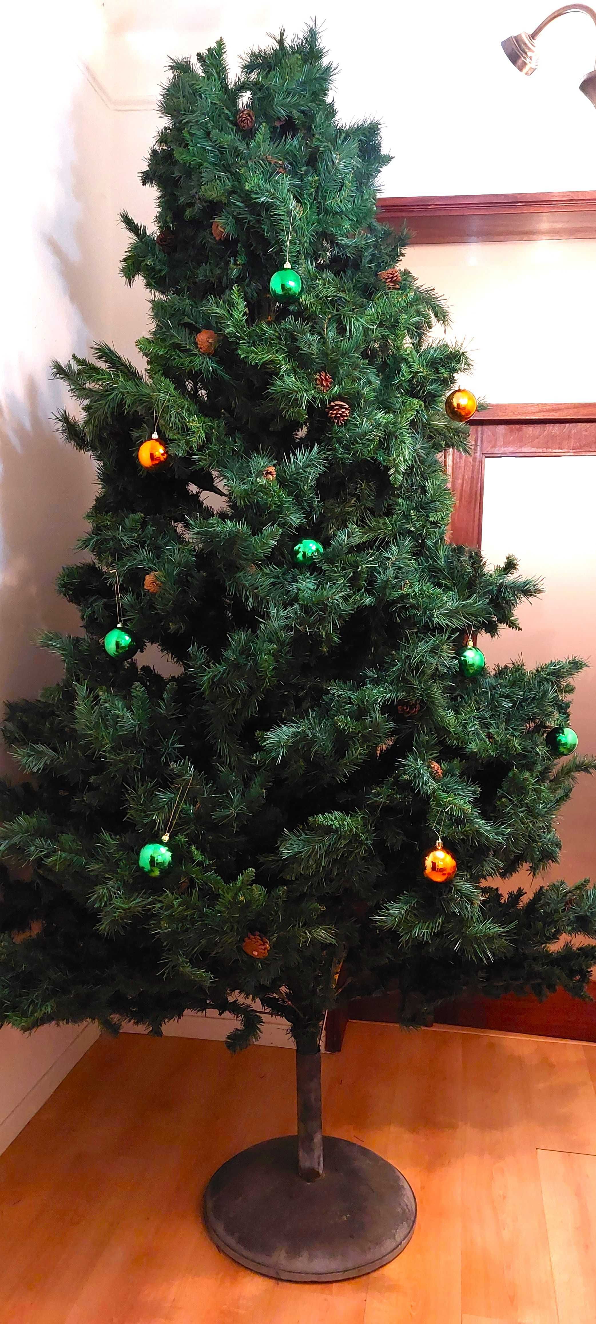 Árvore de Natal artificial muito grande (mais de 3 metros de altura)