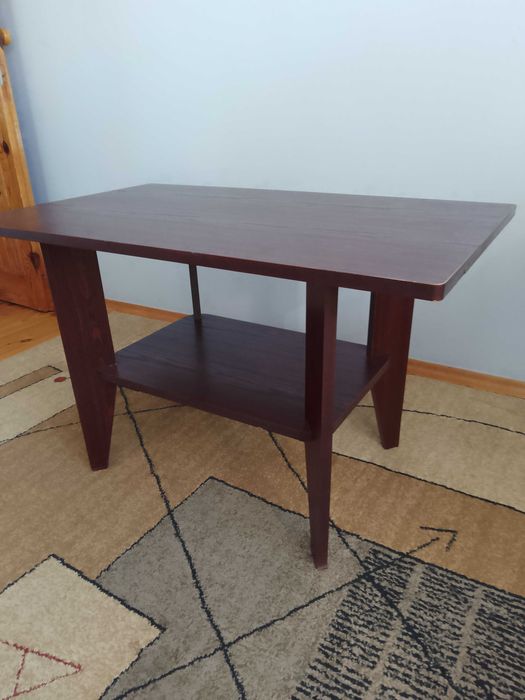 stolik koloru mahoń