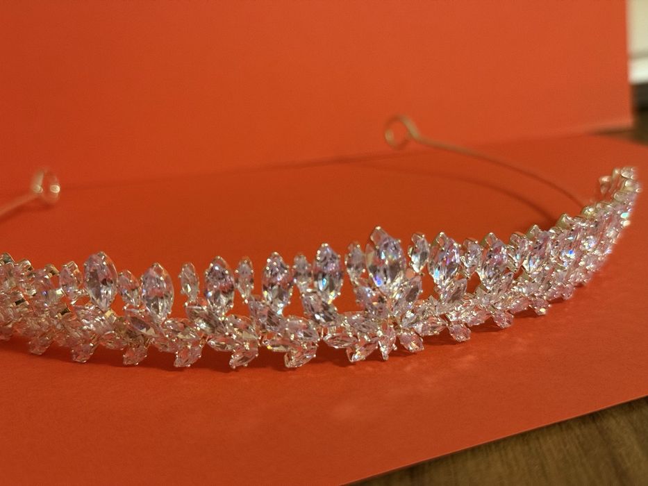 Святкова діадема преміум якості ,стан повністю новий.Срібний кулон 925