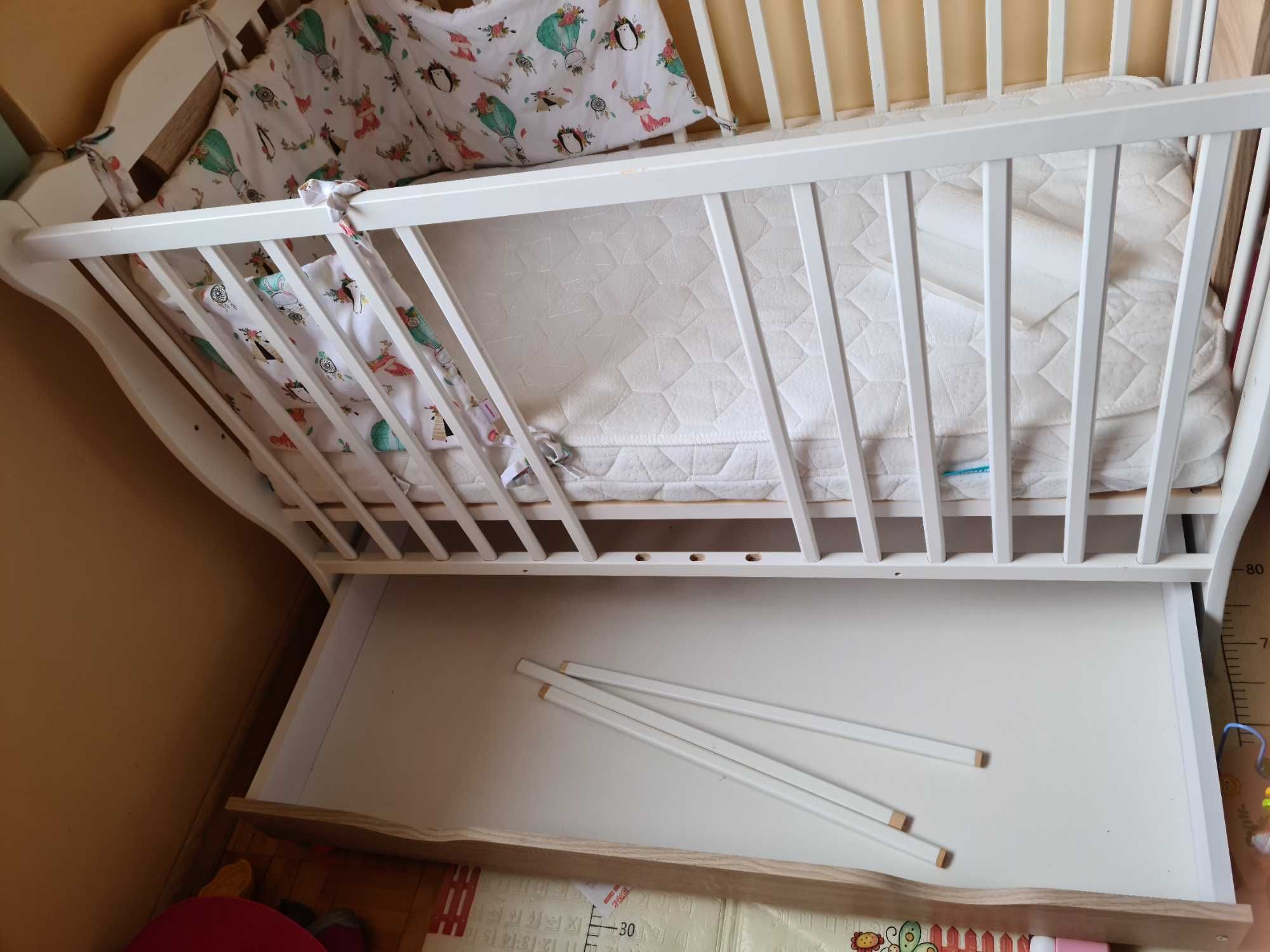 Drewniane łóżeczko dziecięce z szufladą i nowym materacem