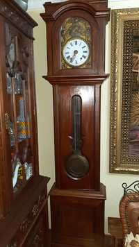 Relógio antigo de pé