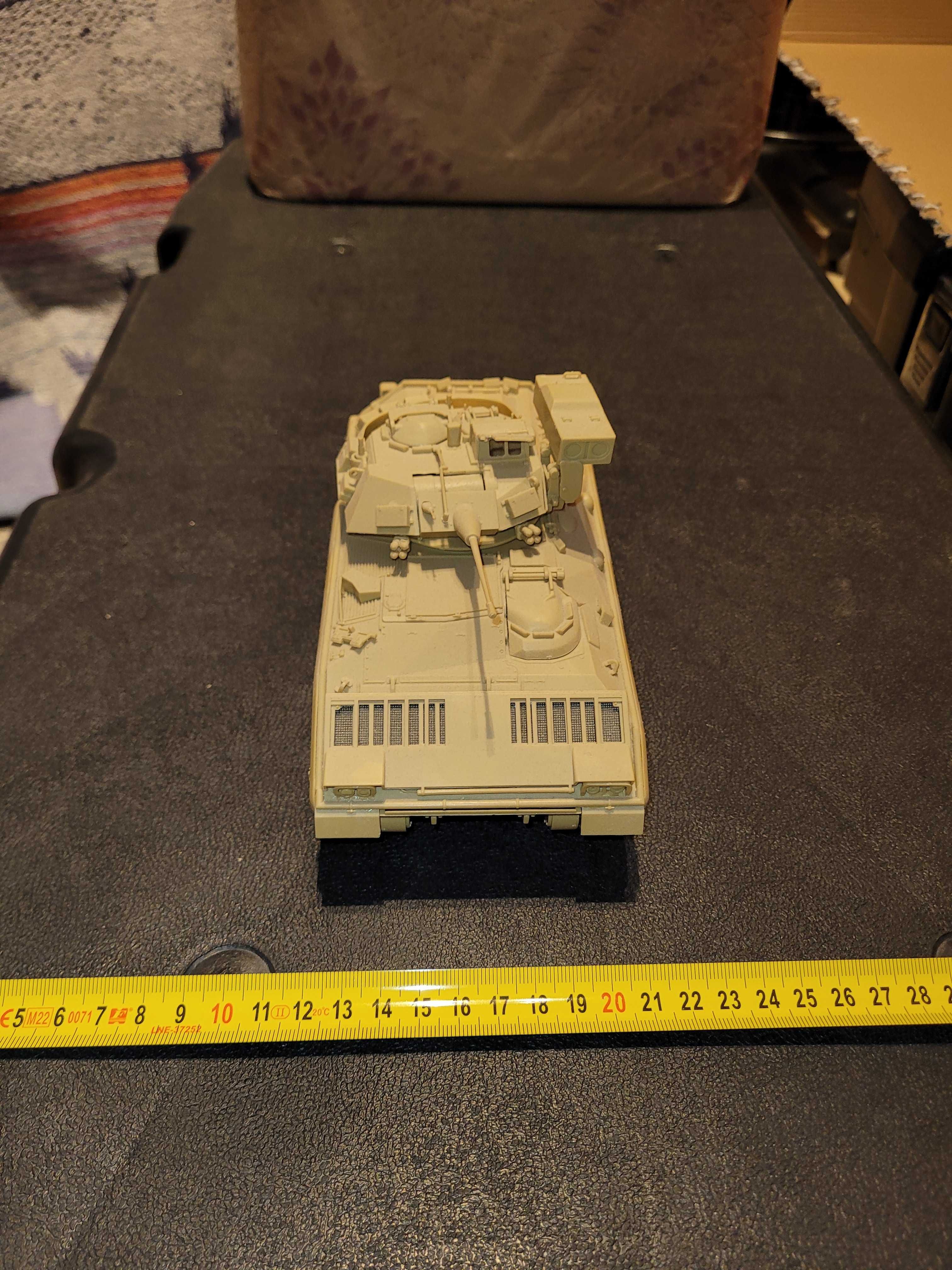 Model amerykańskiego gąsienicowego wozu bojowego M2 BRADLEY