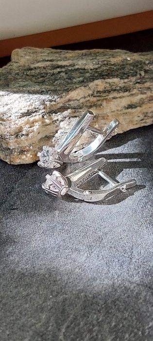 «Серебро 925 серьги с камнем — элегантные и стильные»