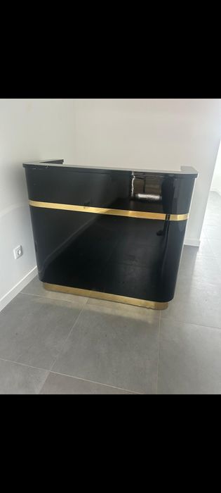 Balcão Preto e Dourado