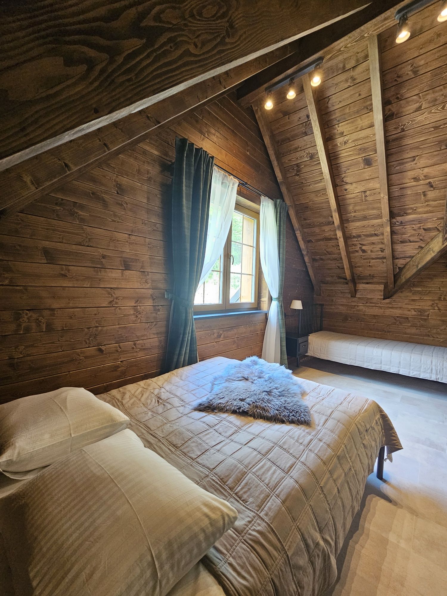 Domek z balią pod skałą, Pieniny, Krościenko