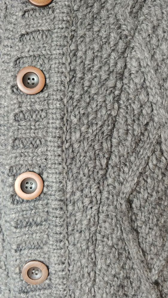 Sweter zapinany z zamkiem i guzikami