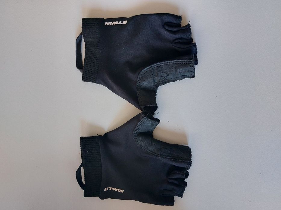 Capacete para bicicleta mais luvas e bolsa