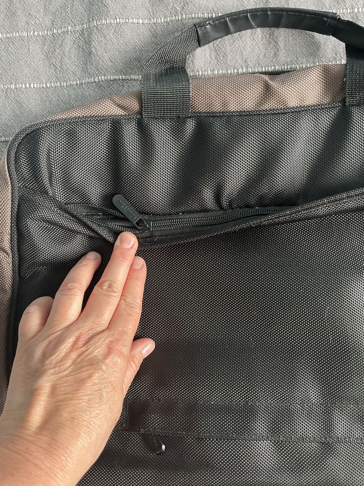 Czarna teczka na dokumenty laptop