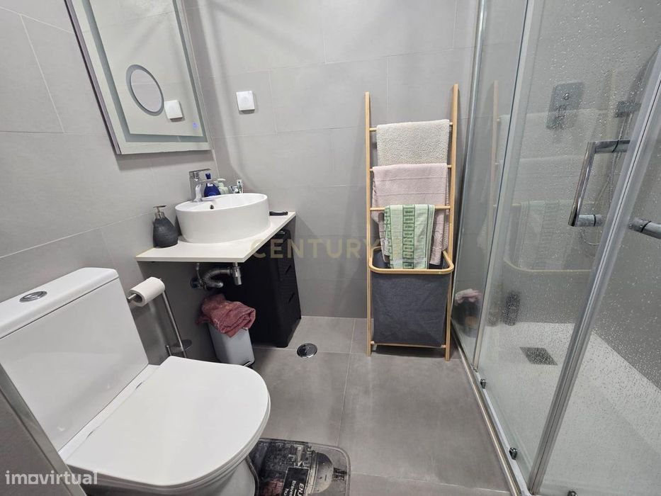 Apresentamos este apartamento T2 com 68.9m² de área útil, localizado n