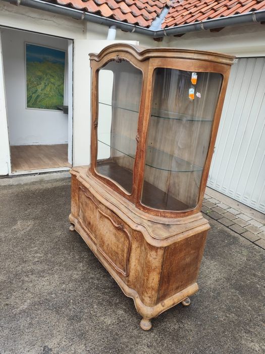 Antyczna witryna w stylu ludwikowskim, gięte szyby, lata 1920–1940