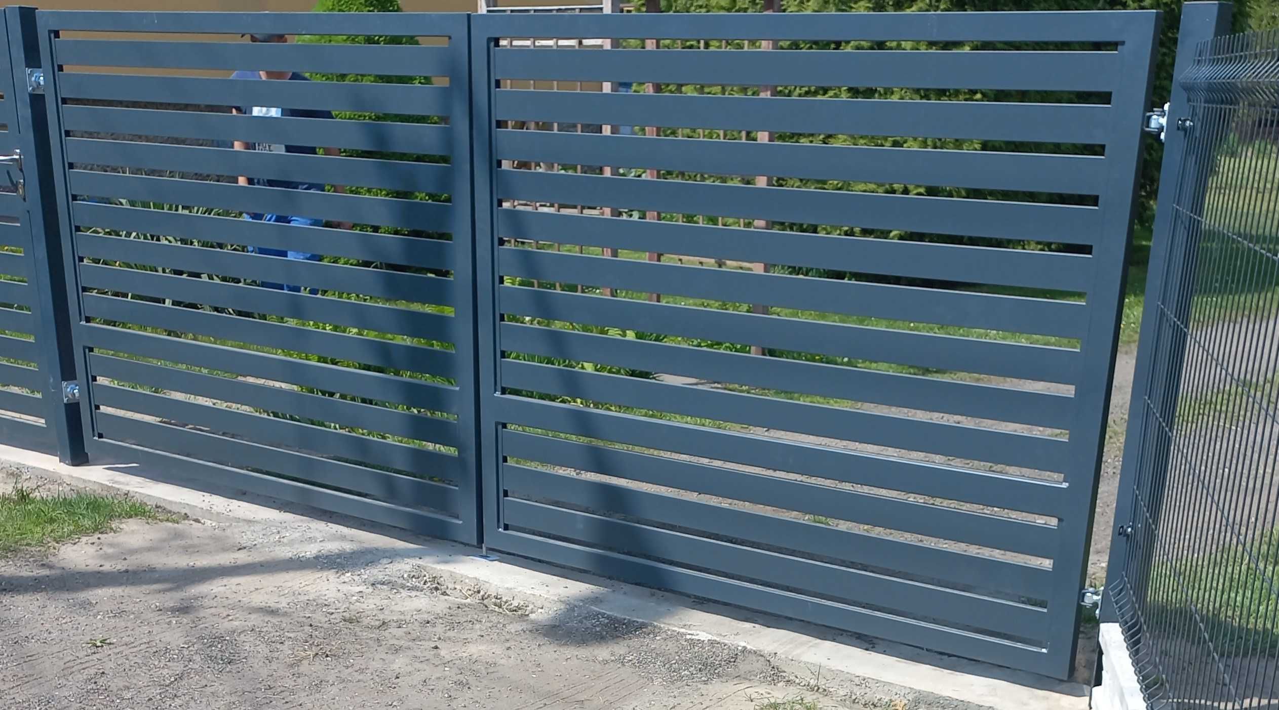 Furtki panelowe palisadowe dostępne od ręki bramy ogrodzenia