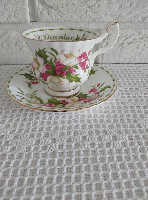 Royal Albert grudzień filiżanka ze spodkiem.