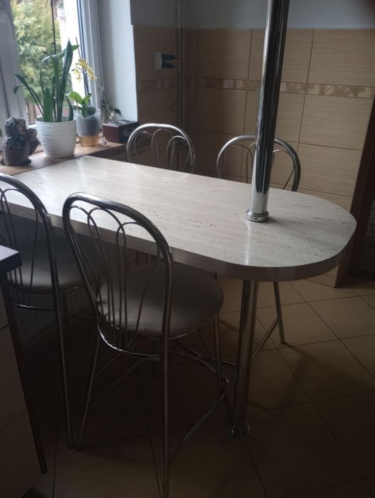 Stól w raz 4 krzeszłami