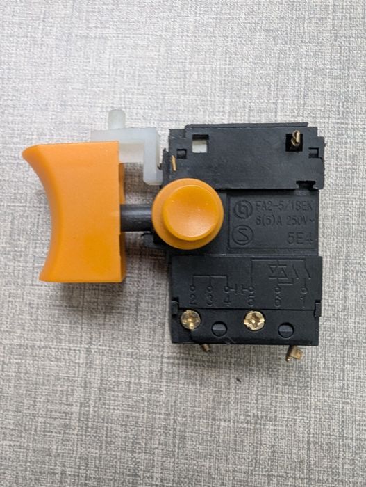 Кнопка на сетевой шуруповёрт Craft CED 1000.