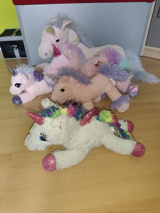 5 pluszowych  jednorozcow