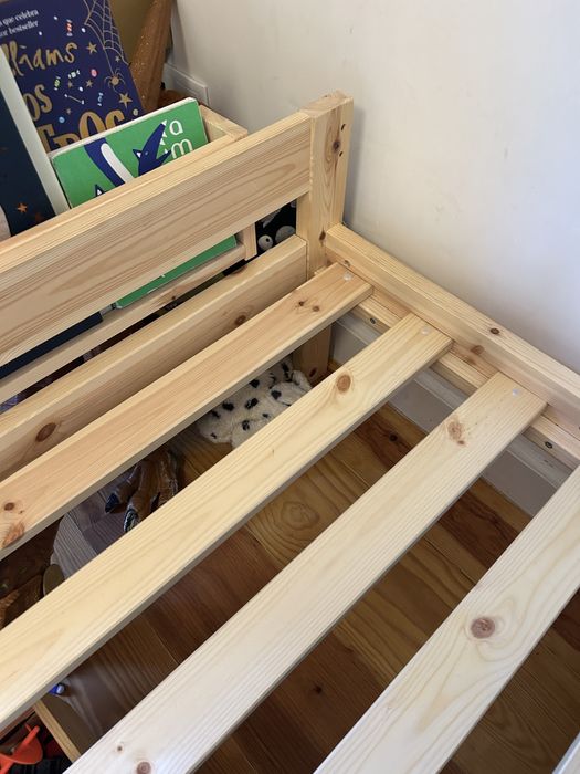 Cama solteiro em madeira