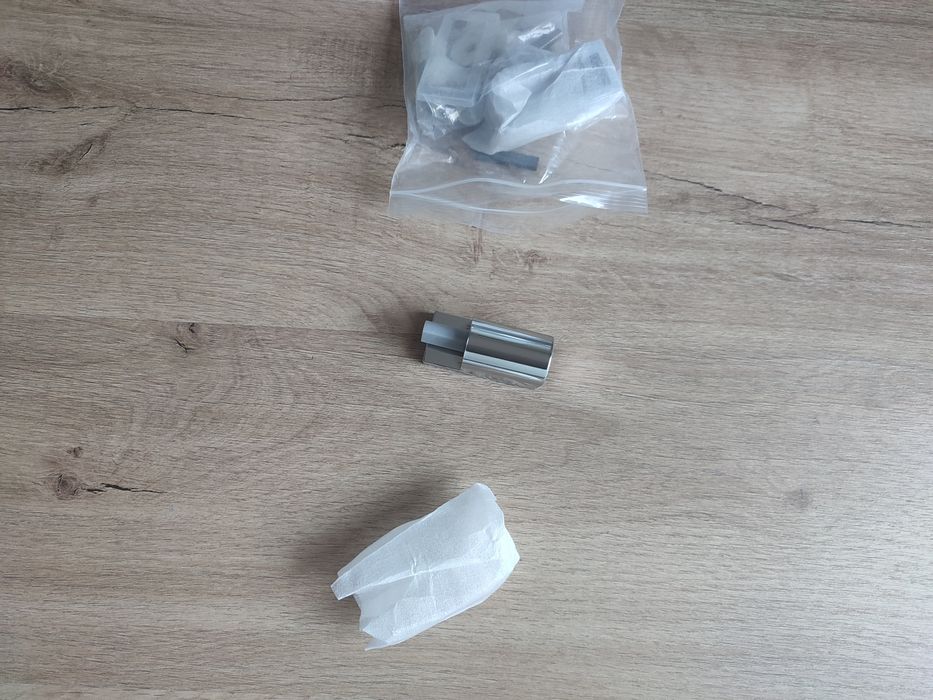 Pulverizador e dobradiças de tampa de sanita