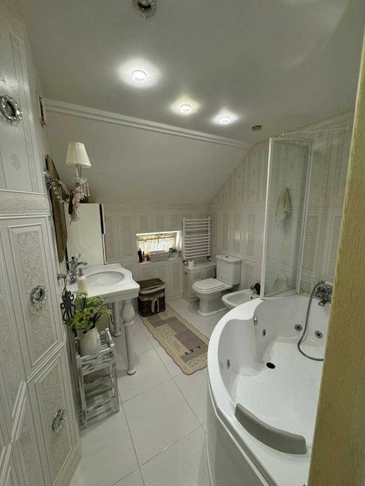 Продаж будинку з ремонтом, з подвір'ям Винники