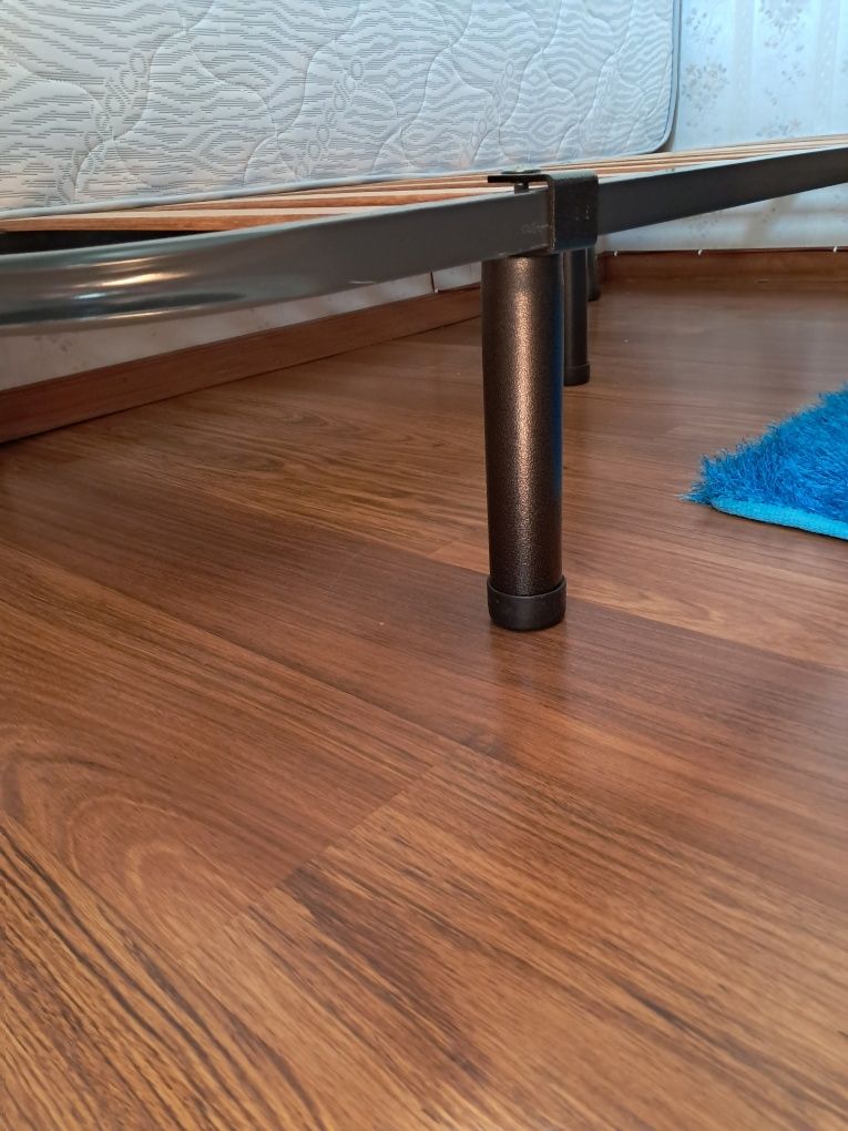 Cama solteiro com bom  colchão praticamente nova  190x90