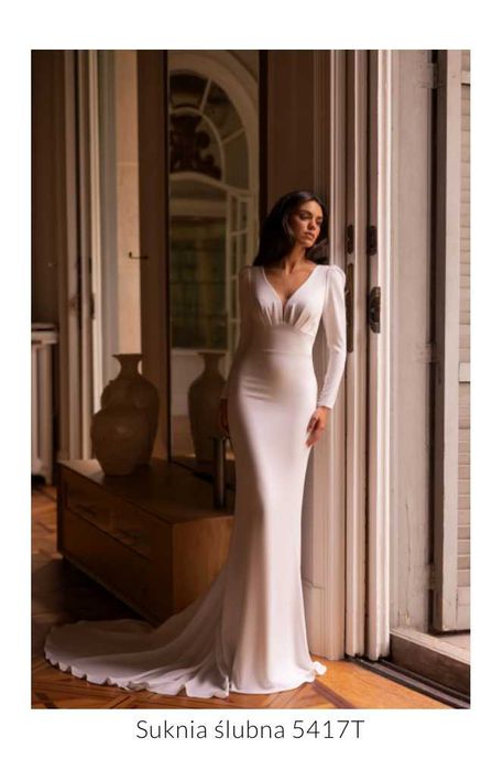 Klasyczna, gładka suknia z krepy Elizabeth Passion