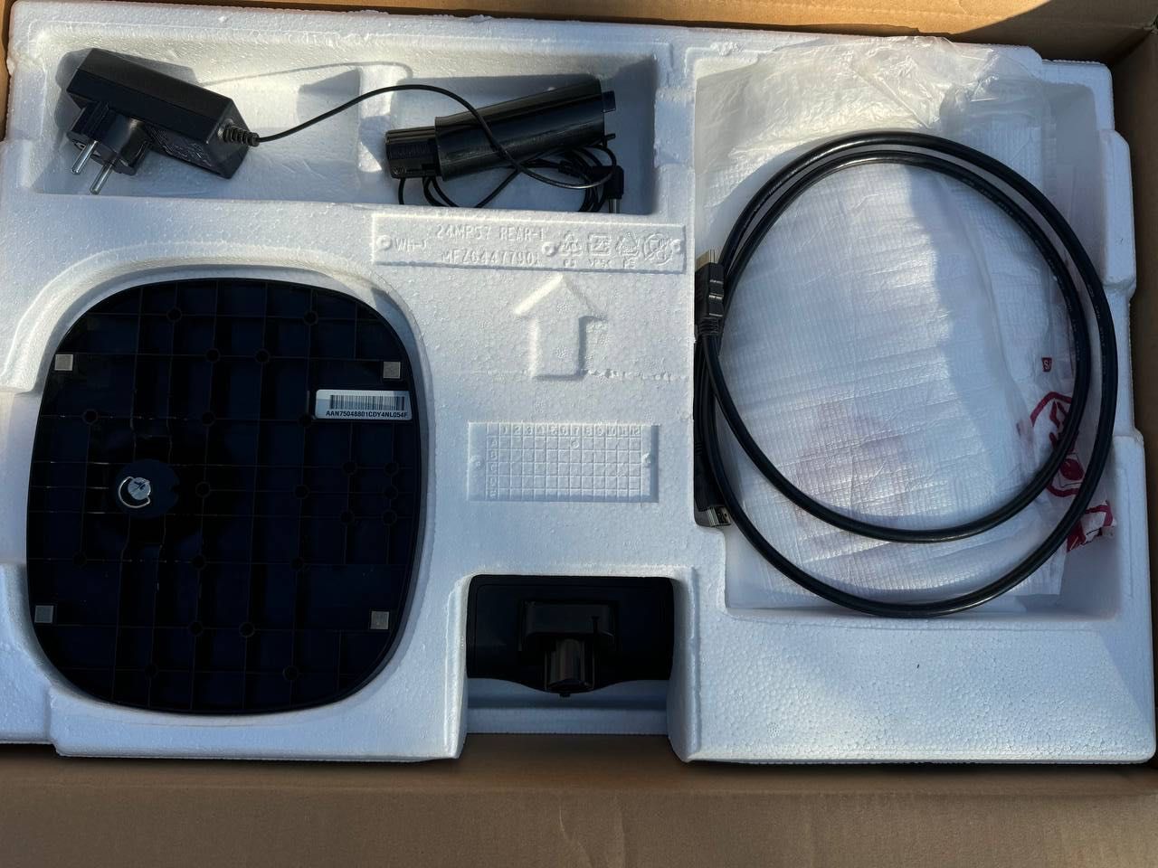 Монітор 23.8” FullHD LG 24MP57HQ-P. VGA і HDMI кабелі. Камера Logitech