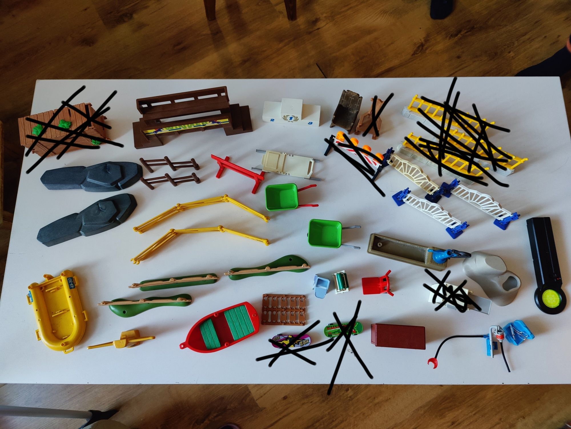 Elementy Playmobil- nosze, kroplówką, plotki, łódź, deskorolki