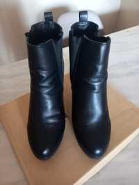 Botins pretos em pele