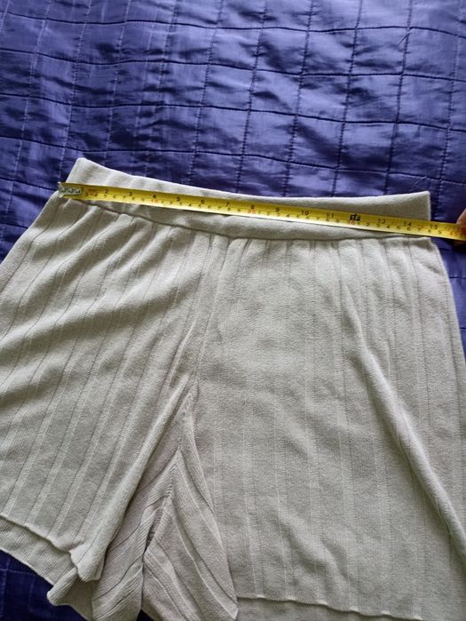 Spodenki XL. Rozciągliwe, luźne.