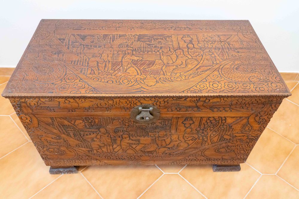 Arca de madeira trabalhada em bom estado de conservação