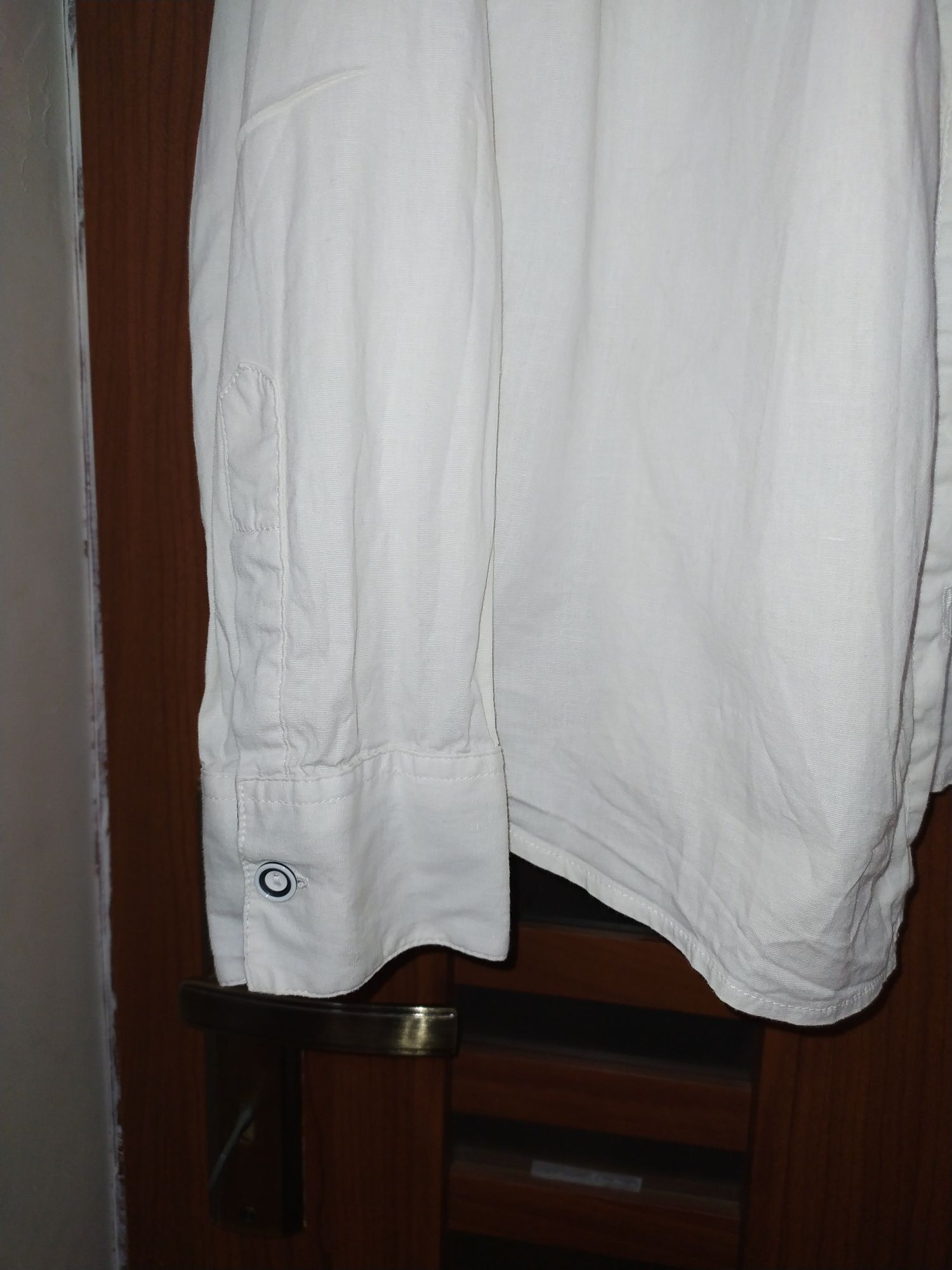 Biała koszula z długim rękawem