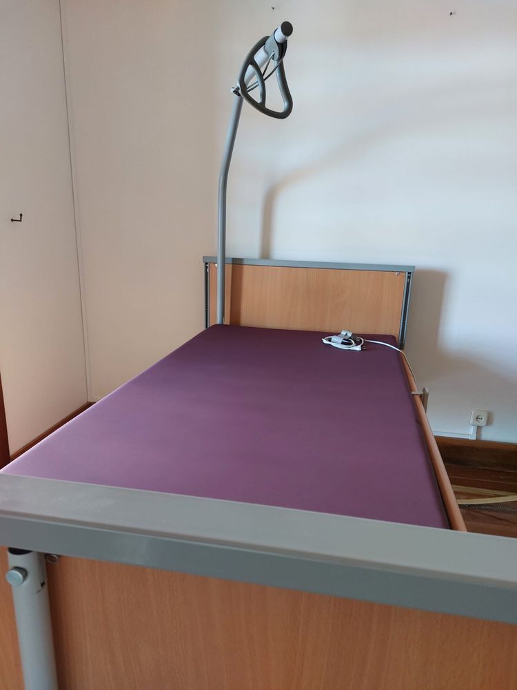 Cama eléctrica elevatória com comando