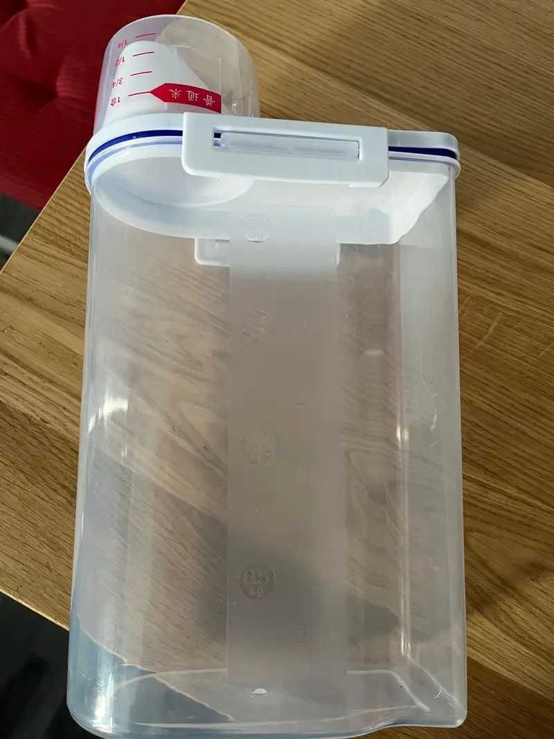 "Wiadro na Ryż z Miarką: Suchy Produkt, Duża Pojemność!"