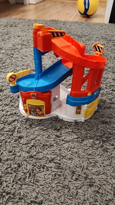 Plastikowa zjeżdżalnia dla autek