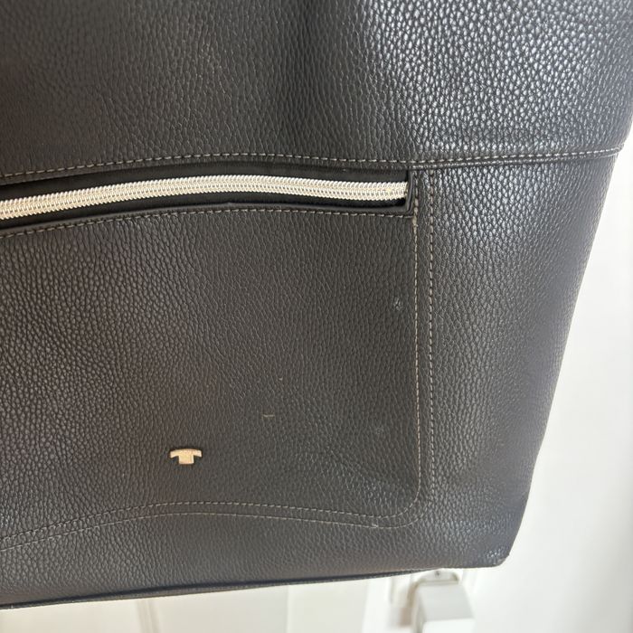 Czarna skórzana torba na ramię z wieloma przegródkami