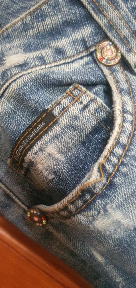 Nowe jeansy z przetarciami d&g z kryształkami