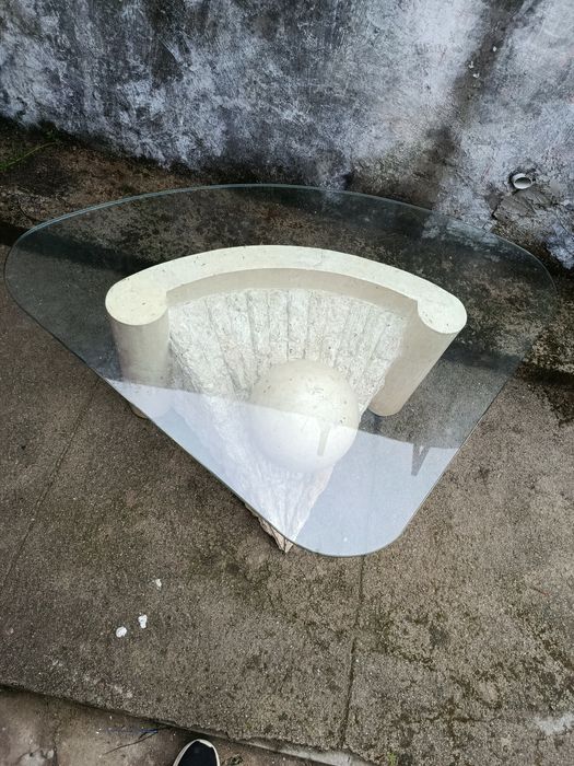 Mesa em pedra com tampo de vidro