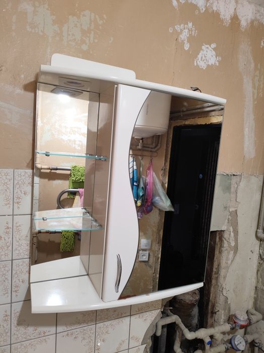 Подвесной шкаф с зеркалом в ванную комнату